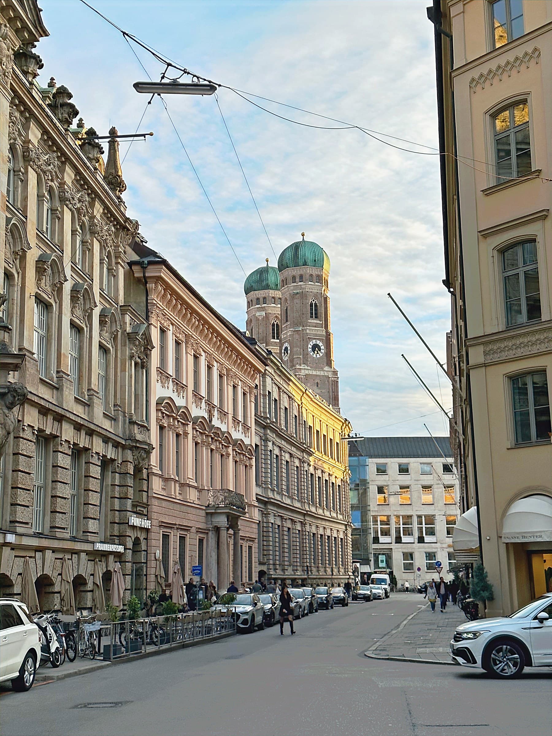 Münchner Altstadtstraße mit Blick auf die Frauenkirche